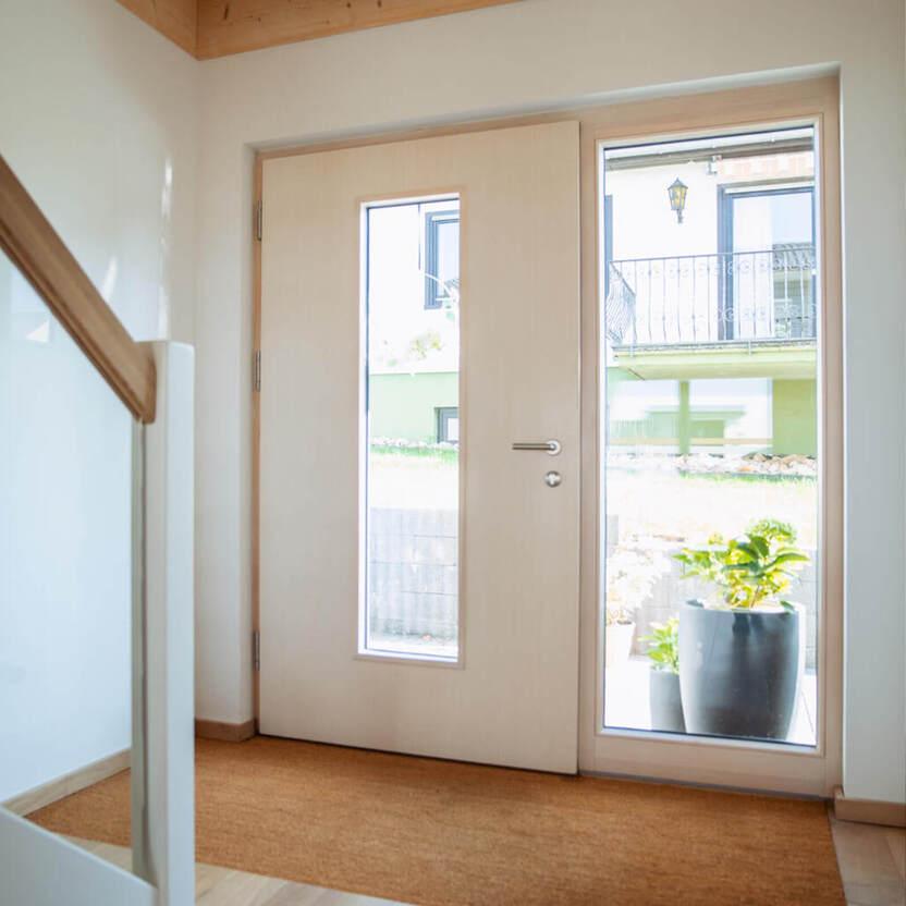 Eingangstür mit zwei schmalen Fenstern