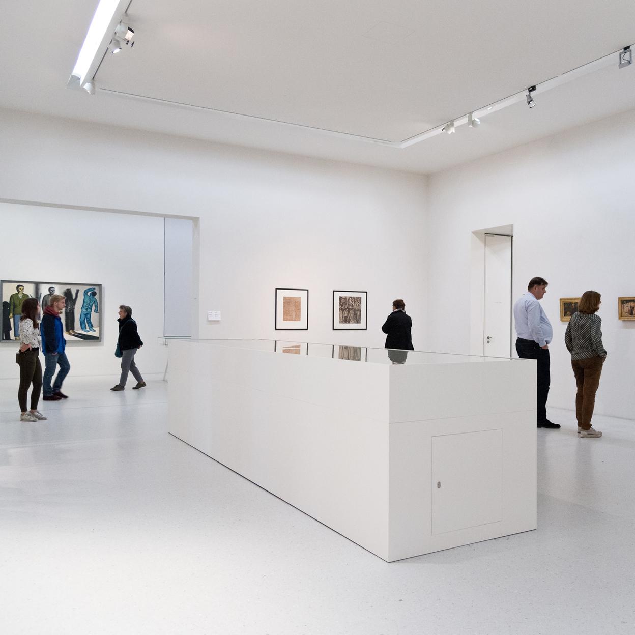 Kunstgalerie mit modernem Vitrinenbau Besucher in einer Kunstgalerie betrachten Kunstwerke, umgeben von minimalistischem Vitrinenbau, der die Räumlichkeiten strukturiert.