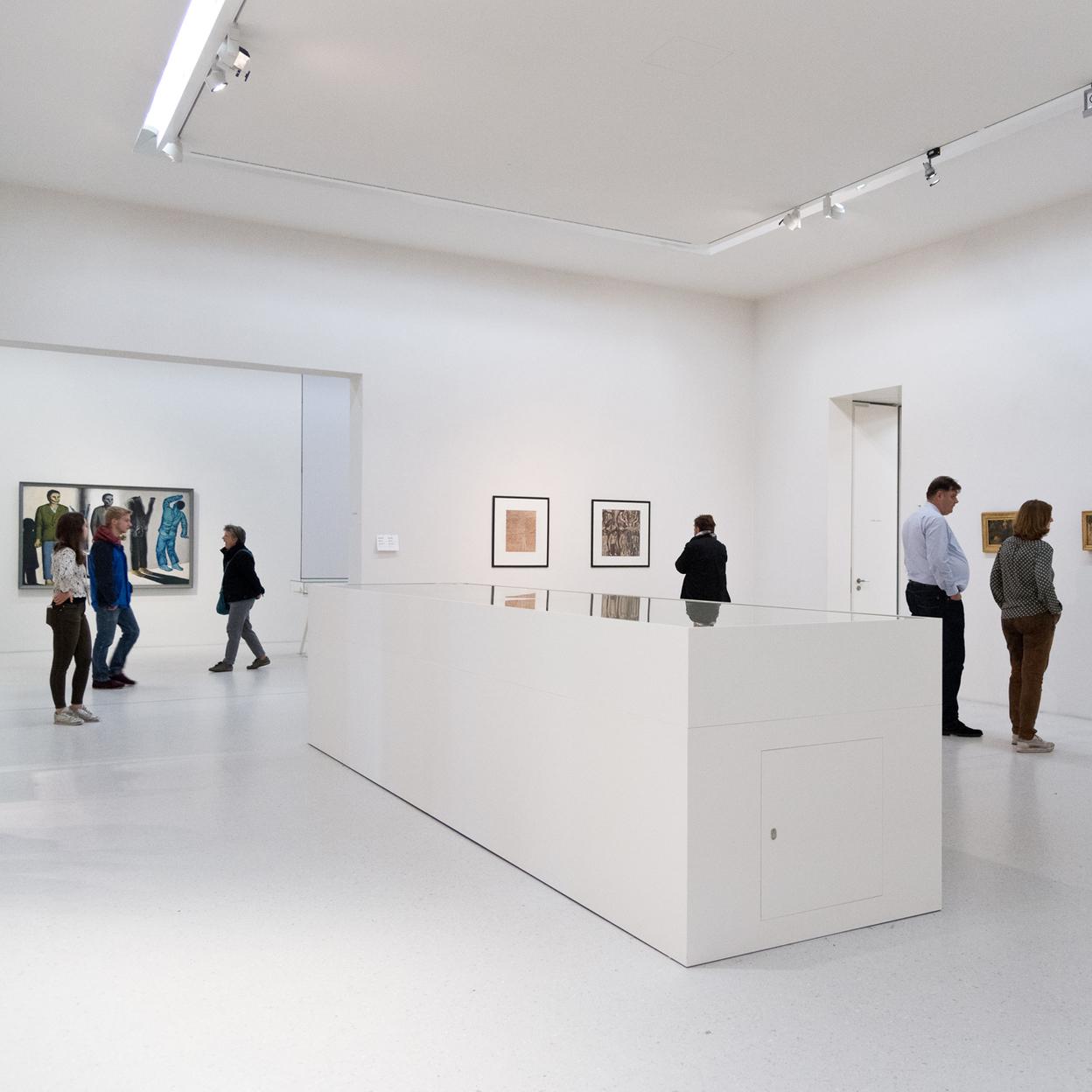 Kunstgalerie mit modernem Vitrinenbau Besucher in einer Kunstgalerie betrachten Kunstwerke, umgeben von minimalistischem Vitrinenbau, der die Räumlichkeiten strukturiert.