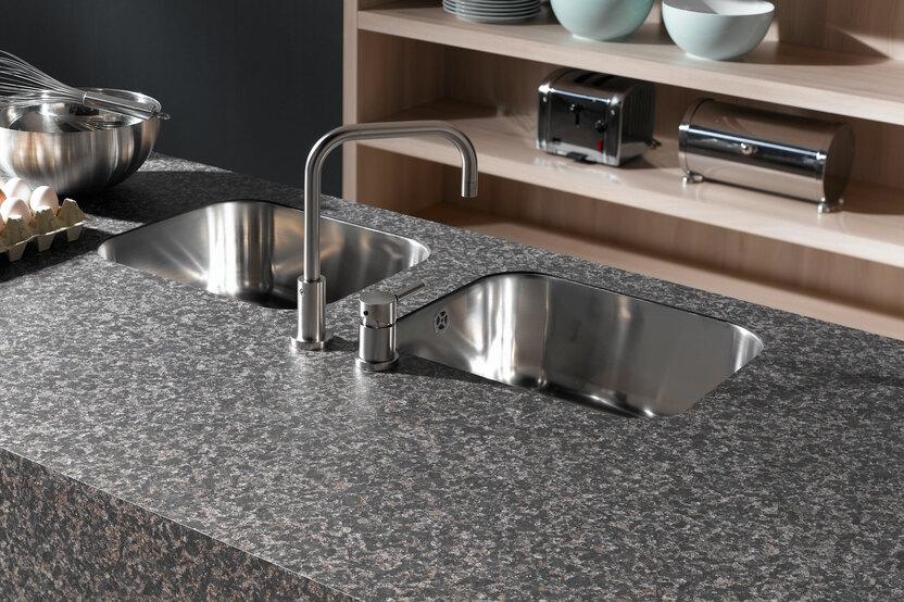 Detailaufnahme einer Arbeitsplatte in Steinoptik mit integriertem Doppelsp&uuml;lbecken