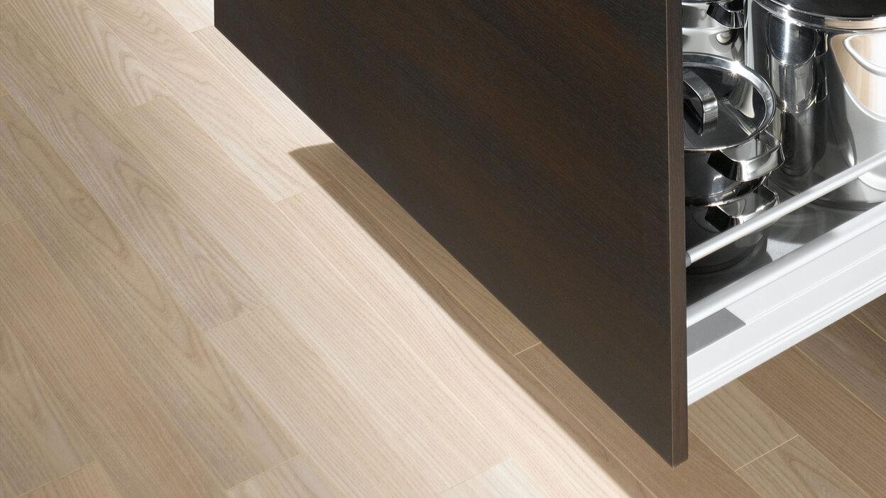 Detailaufnahme von K&uuml;chenschubladen mit viel Stauraum in dunklem Holz