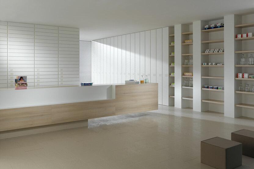 Impressionen einer Apothekeneinrichtung mit hellen Holzmöbeln und geräumigem Regalsystem, sowie aufgeräumten Empfang.