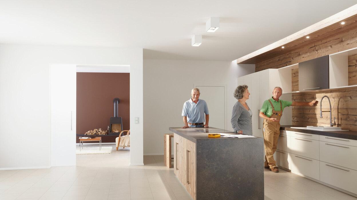 Präsentation einer Küche durch einen Tischler Präsentation einer Küche durch einen Tischler in einem Showroom