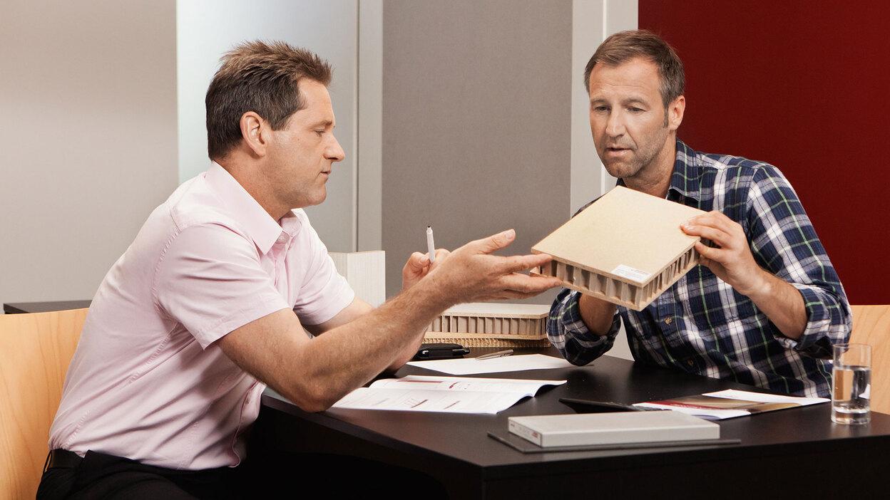 Detailberatung zu verschiedenen Holzmaterialien -und dichten zwischen zwei M&auml;nnern