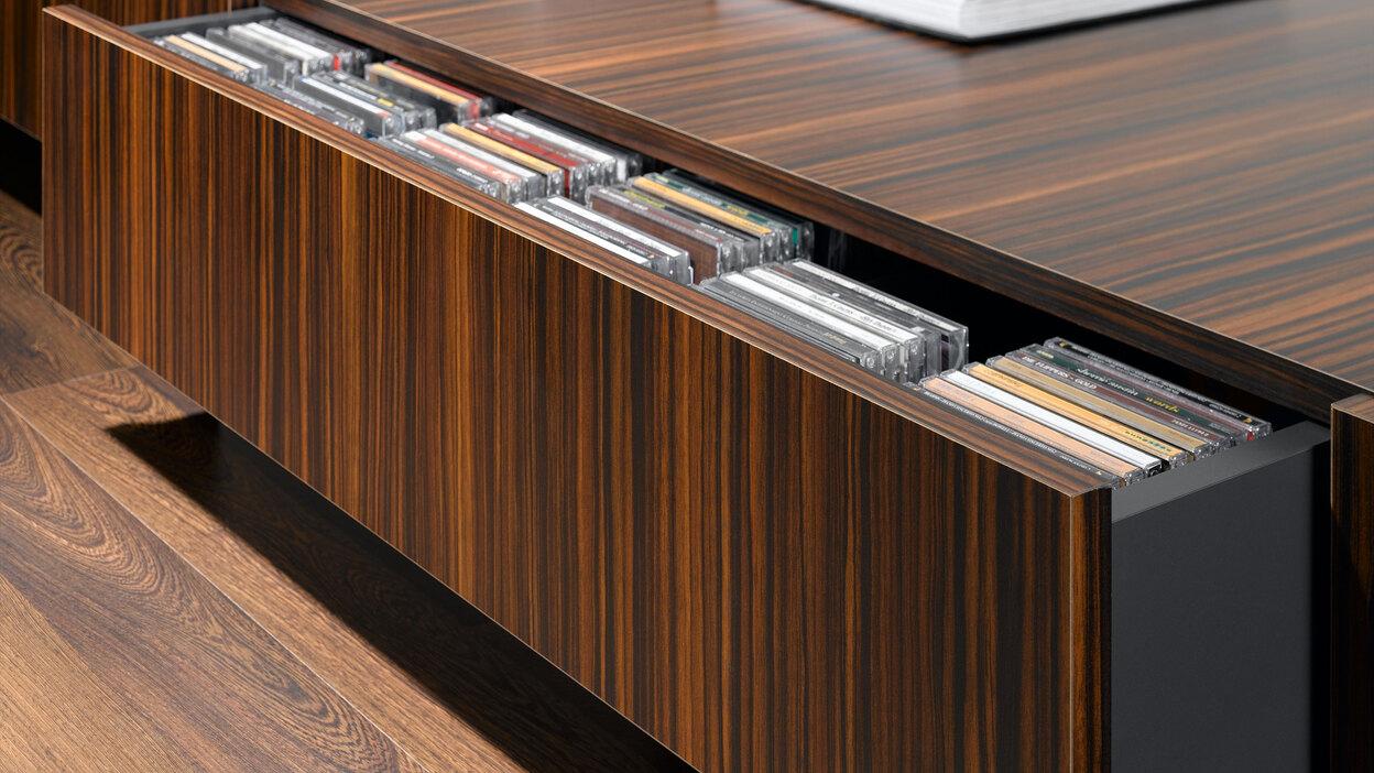 Detailaufnahme eines lackierten Sideboards mit offener Schublade f&uuml;r CD-Aufbewahrung
