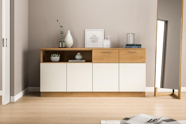 Zeitgenössische Kommode nach Maß im Eingangsbereich mit Holzakzenten. Elegante, zweifarbige Kommode nach Maß, perfekt für den Eingangsbereich, kombiniert Funktionalität mit modernem Design und bietet eine attraktive Ablagefläche.